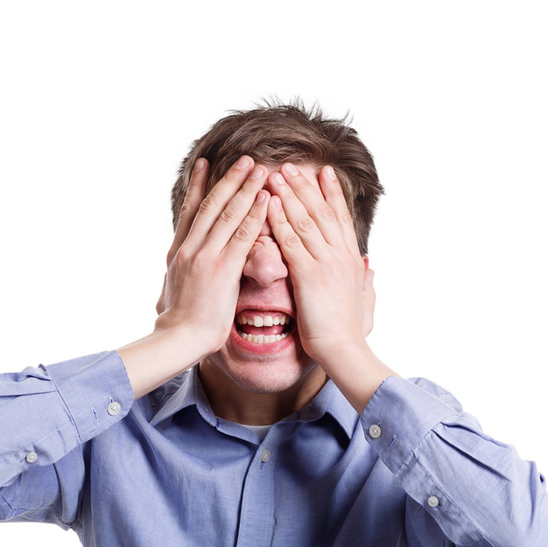 Homem irritado cobrindo os olhos com palmas e gritando
 - Foto, Imagem
