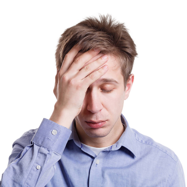 Kopfschmerzen, erschöpfter unglücklicher Mann mit geschlossenen Augen - Foto, Bild