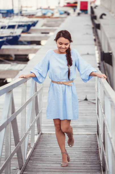 mavi elbiseli güzel genç kadın - Fotoğraf, Görsel