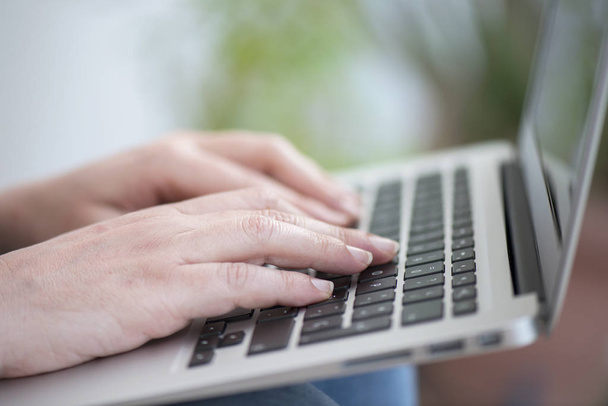 Vrouw handen werken met een laptop. - Foto, afbeelding