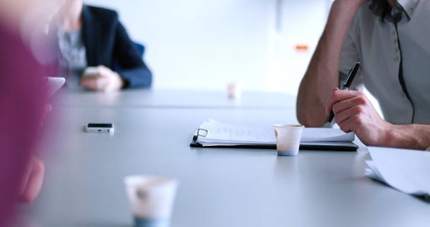 Grupo de empresarios discutiendo plan de negocios en la oficina - Foto, imagen