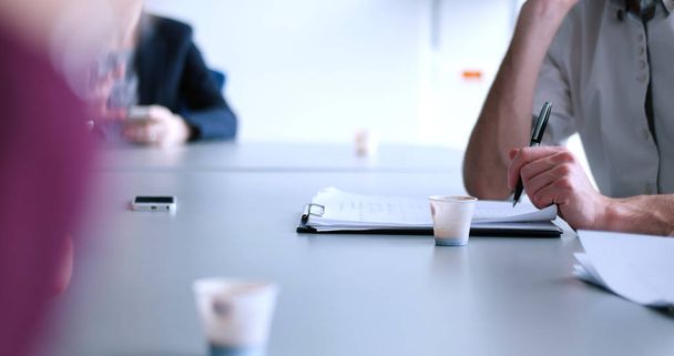 Gruppe von Geschäftsleuten diskutiert Businessplan im Büro - Foto, Bild