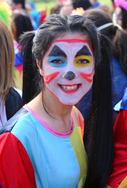 Palhaço menina não identificada com grande sorriso posando em Orange Blossom Carnival
 - Foto, Imagem