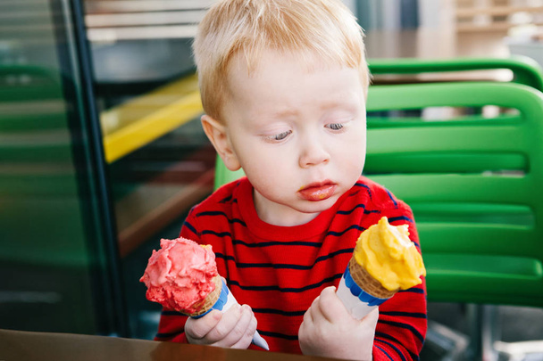 adorable chico sosteniendo helado
 - Foto, imagen