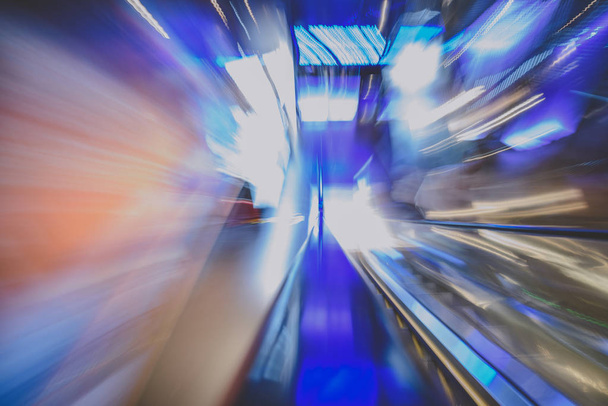Roltrap in motion blur op het metrostation - Foto, afbeelding