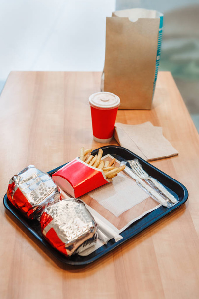 due hamburger avvolti in carta stagnola
 - Foto, immagini