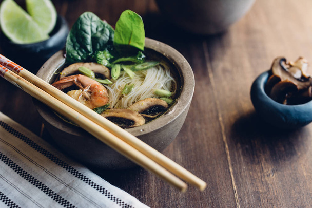  Schaal van Aziatische poedel soep met eetstokjes - Foto, afbeelding