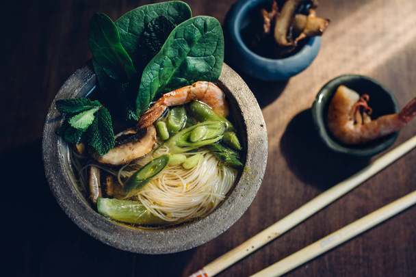  アジアの麺のボウル箸でスープ - 写真・画像