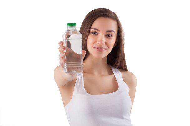 Красива здорова молода дівчина п'є пляшку чистої води
 - Фото, зображення