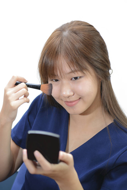 mooi model toepassen van professionele make-up met behulp van een brush isol - Foto, afbeelding
