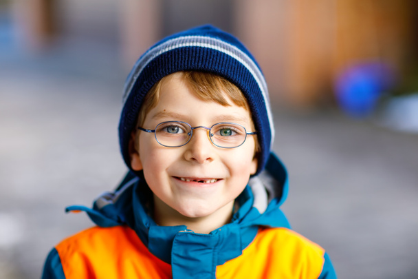 Kis aranyos iskola gyerek fiú szemüveg portréja - Fotó, kép
