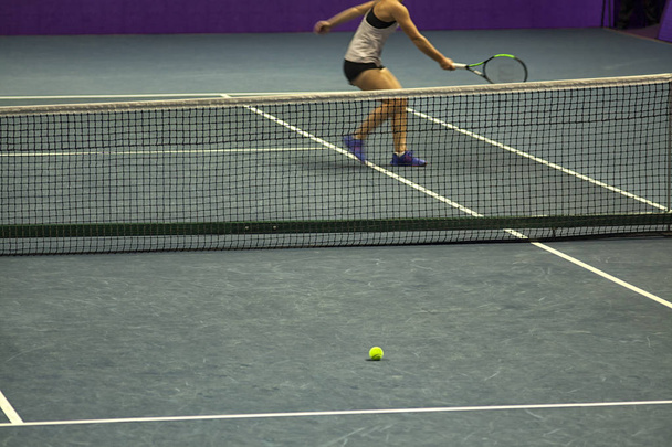 jonge vrouw spelen tennis. - Foto, afbeelding