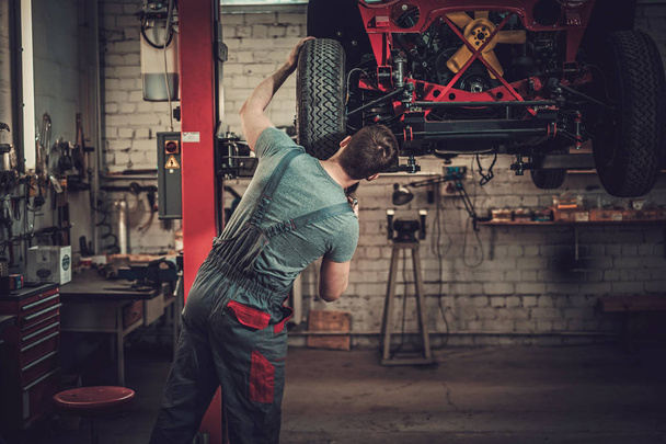 Mechaniker arbeitet in Restaurierungswerkstatt - Foto, Bild