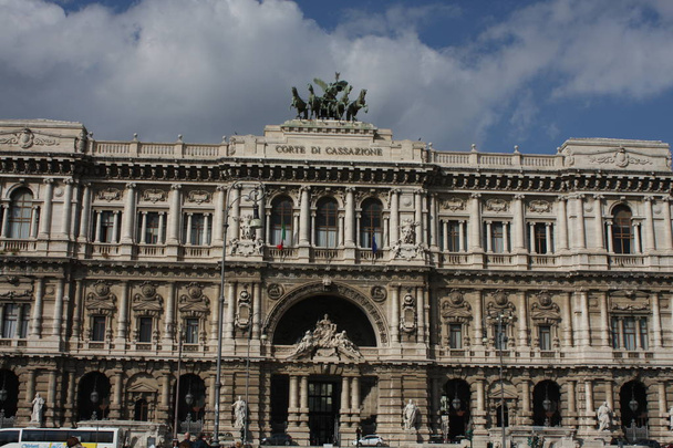 Adalet Sarayı (Corte Suprema di Cassazione) mimari parçaları. Perugia mimar Guglielmo Calderini, 1888 ve 1910 arasında inşa edilmiş tasarlama. Roma, İtalya - Fotoğraf, Görsel