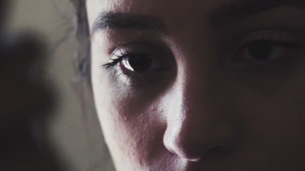 das Gesicht der Mädchen wurde bei der Erschaffung einer Figur aus Ton aufgenommen - Filmmaterial, Video