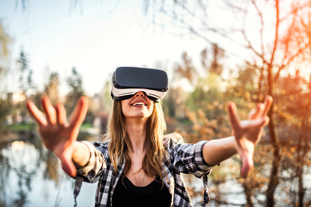 girl enjoy virtual reality glasses - Foto, Imagem