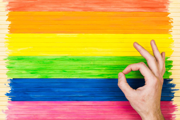Άνθρωποι, γκέι παρέλαση, χειρονομία και ομοφυλοφιλικές έννοιας, που δείχνει η συ - Φωτογραφία, εικόνα