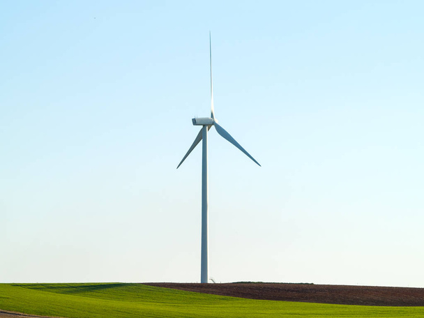 Větrný mlýn na venkově výrobu větrné energie - Fotografie, Obrázek