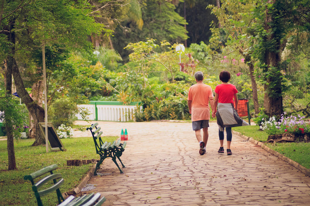 Paar spaziert in einem Park - Foto, Bild