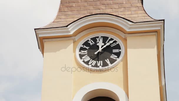 Годинник на вежі на церкву, Чернівці, Ukraineclock на вежі на церкву, Чернівці, Україна - Кадри, відео