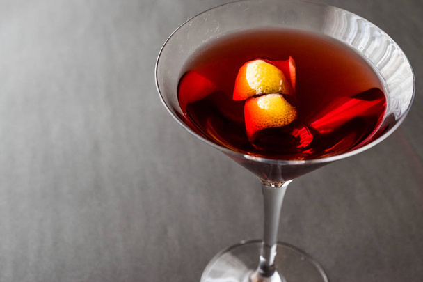 Manhattan Cocktail with orange peel. - Foto, Bild