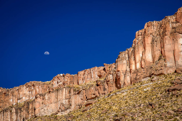 Красивые скальные образования Боливии
 - Фото, изображение