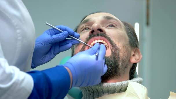 Volwassen persoon bij de tandarts. - Video