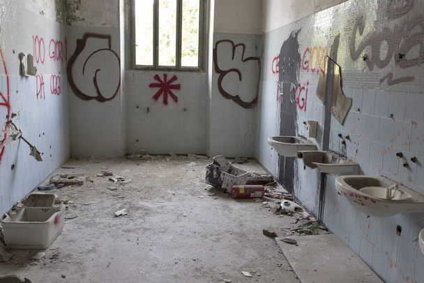 verlassenes Krankenhausgebäude namens mombello - Foto, Bild