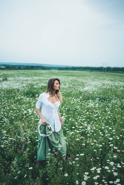  Une fille dans un champ de camomilles
 - Photo, image