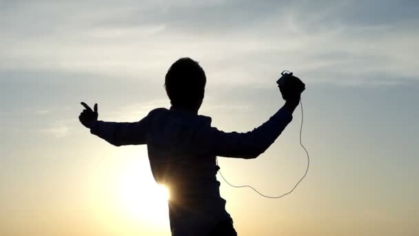 Вражаючий захід сонця і енергійний танцю молодий чоловік на березі Лісове озеро на початку весни - Кадри, відео