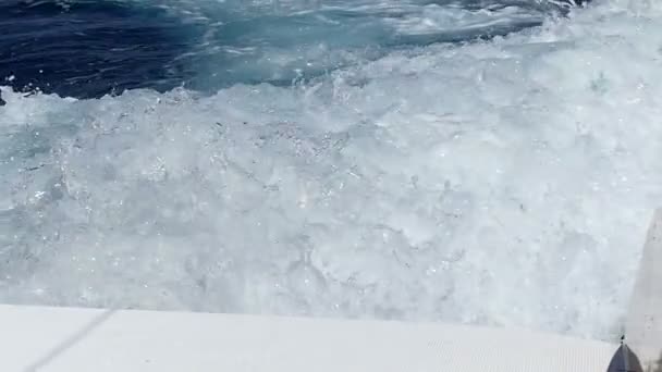 Espuma en la superficie del agua detrás de un barco de motor en movimiento rápido Cierre en cámara lenta
 - Imágenes, Vídeo