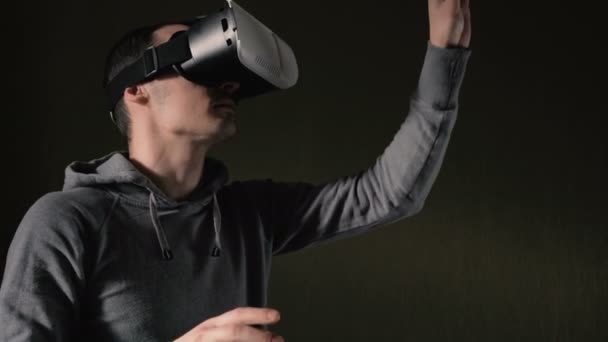 Uomo indossando auricolare realtà virtuale in soggiorno
. - Filmati, video