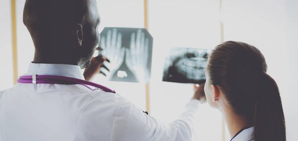Artsen analyseren een röntgenfoto in een metting - Foto, afbeelding