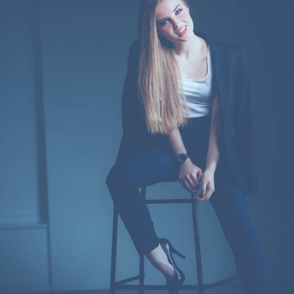 Young woman sitting on a chair - Foto, afbeelding