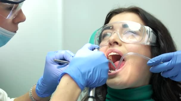 Jonge vrouw en tandartsen. - Video