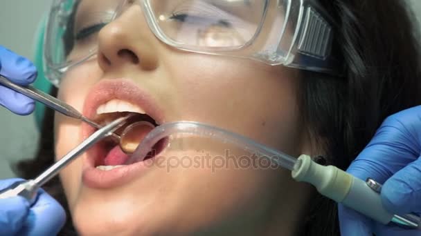 Dentysta jest za pomocą strzykawki wody. - Materiał filmowy, wideo
