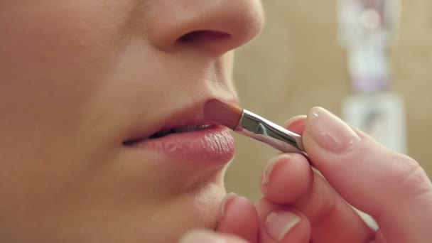 Makeup artist makes a girl beautiful makeup before an important event - Video