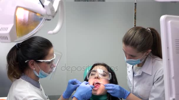 Dvě zubní lékaři pracují. - Záběry, video