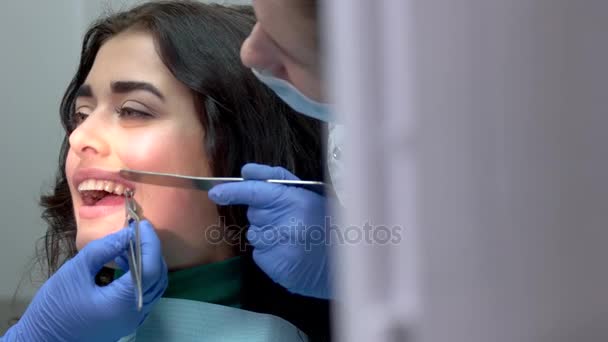 Zubaři instalaci zuby rovnátka. - Záběry, video