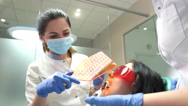 Οδοντίατρος κρατώντας ασπίδα φωτός uv. - Πλάνα, βίντεο