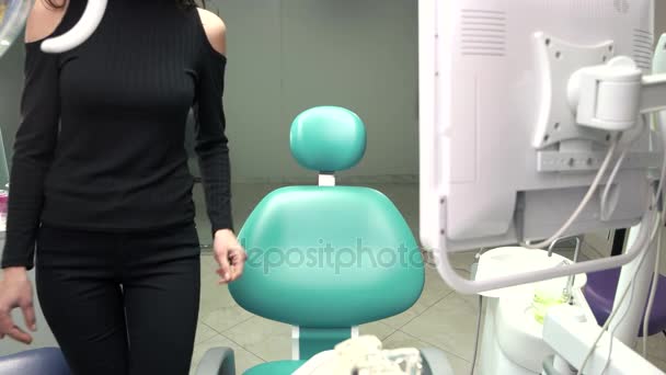 Nő a Hivatal a fogorvos. - Felvétel, videó