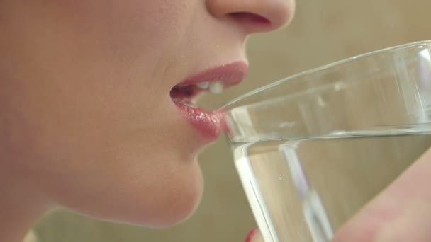 mladá žena pití vody ze sklenice - Záběry, video