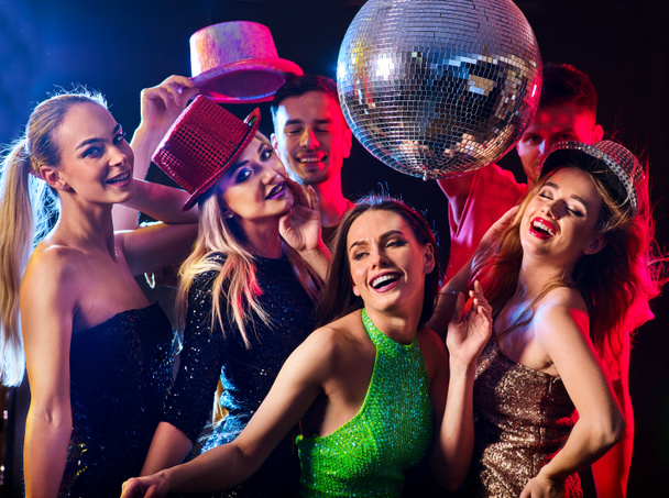 Танцювальна вечірка з груповими людьми танцює і диско м'яч
. - Фото, зображення