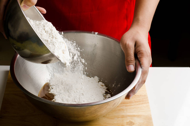Verter la harina en el tazón para cocinar la panadería
 - Foto, imagen