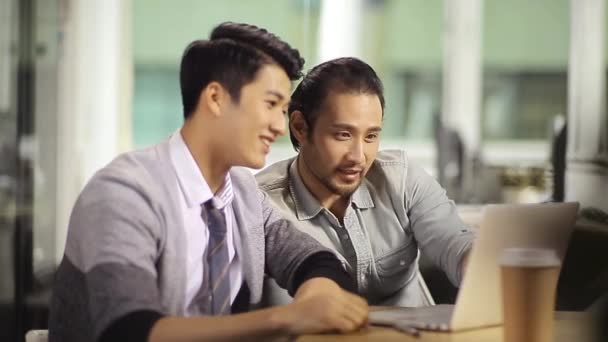 Asijské obchodníky slaví úspěch a úspěch - Záběry, video