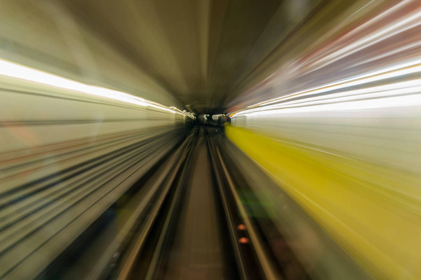 Atravesando el túnel subterráneo
 - Foto, Imagen
