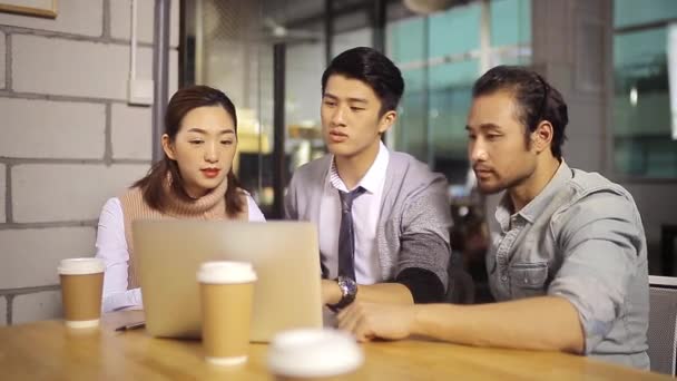 Gente corporativa asiática discutiendo negocios en oficina
 - Metraje, vídeo