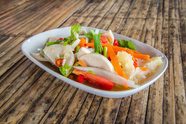 Salade asiatique : poulet aux légumes en gros plan sur la table en bambou. horizontal
 - Photo, image