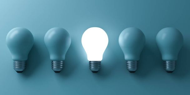 1 つ白熱電球反射と影、個性さまざまなビジネスの創造的なアイデアの概念と背景が緑色に点灯していない白熱電球から目立ちます。3 d のレンダリング - 写真・画像
