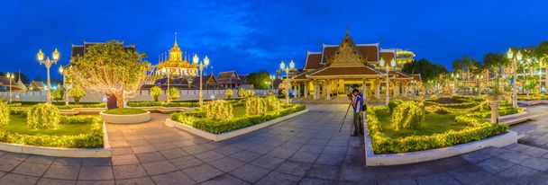 Panoramatický pohled na kovovou hradu vlevo jen v Bangkoku, Thajsku, na světě, za soumraku večerní obloze - Fotografie, Obrázek
